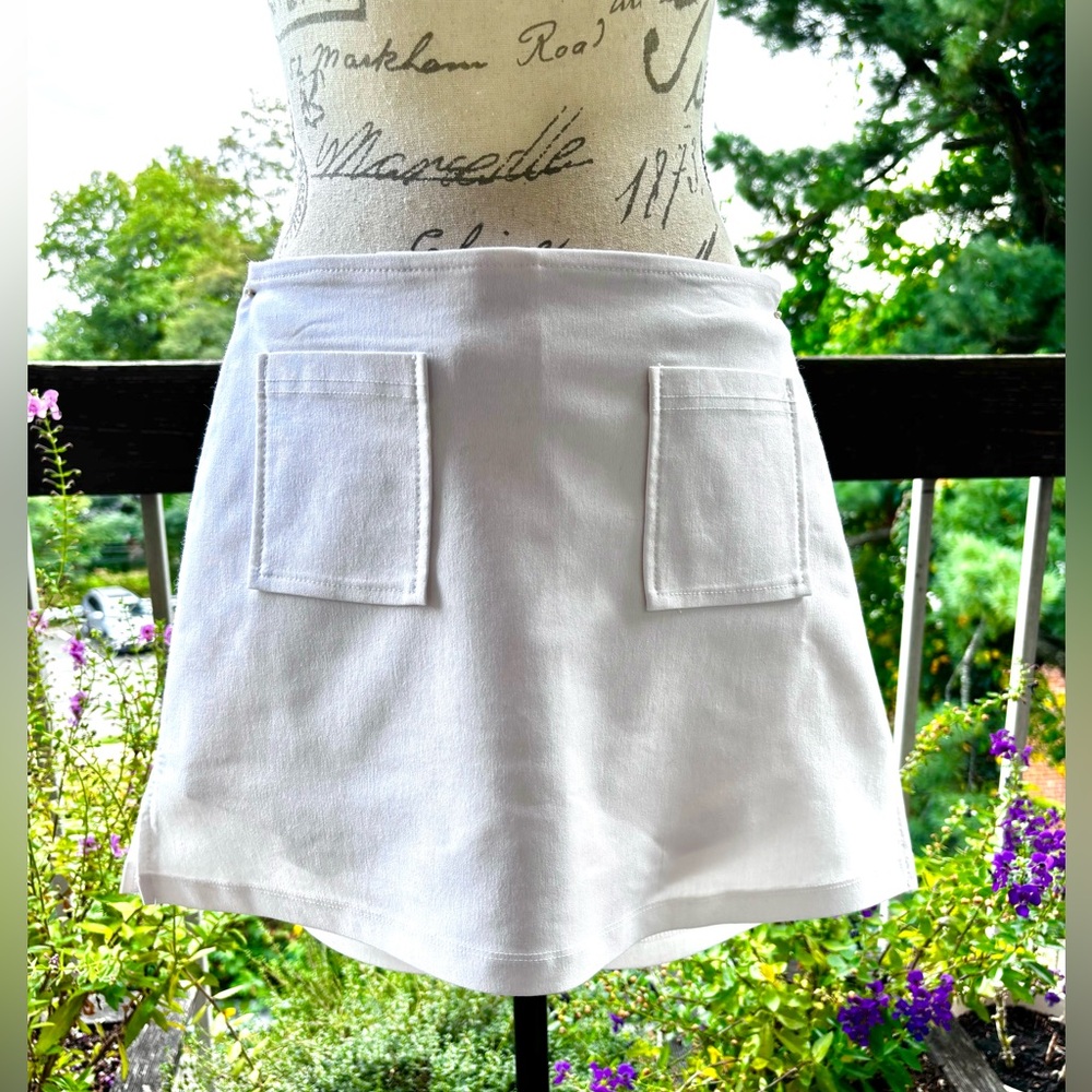 White Mini Skort with Tie
(skirt with attached shorts)
Like New / Never Worn